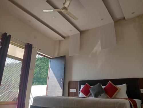 a bedroom with a bed with a ceiling fan and a window at Sunny Pines Resort in Lansdowne
