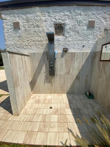 a building with a wooden floor and a wall at Villa mare Fontane Bianche in Fontane Bianche