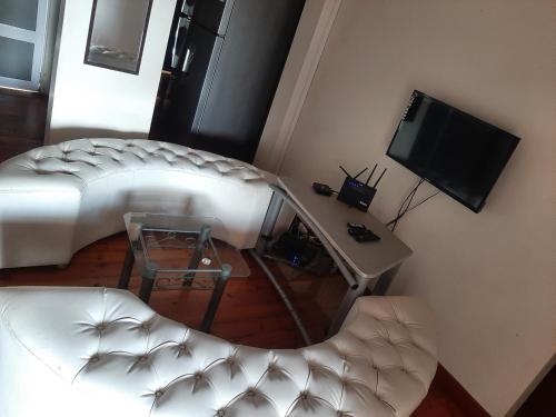 - un salon avec un canapé blanc et une télévision dans l'établissement 3 Bedroom Manor Gardens House, à Durban