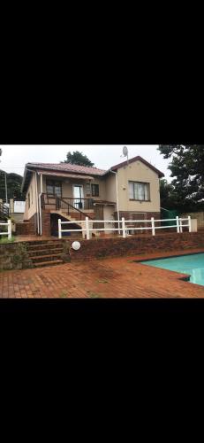 une maison avec un frisbee devant elle dans l'établissement 3 Bedroom Manor Gardens House, à Durban