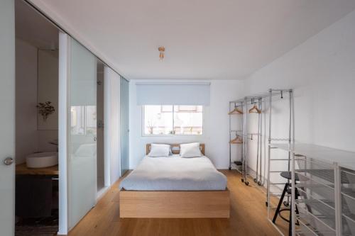 Un dormitorio con una cama y una escalera. en La Panoràmica del Mar, en Tarragona