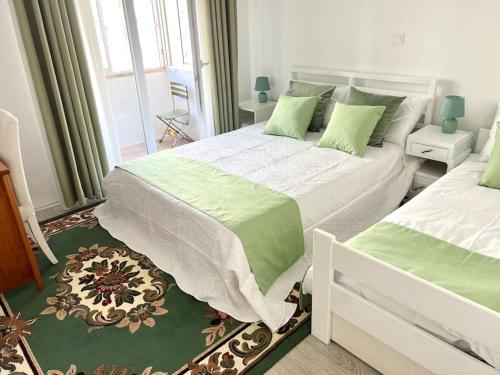 Postel nebo postele na pokoji v ubytování Alges 3-Suite Cozy Home