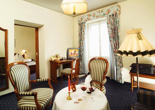 a hotel room with a table with wine glasses on it at Hotel Kürschner in Kötschach