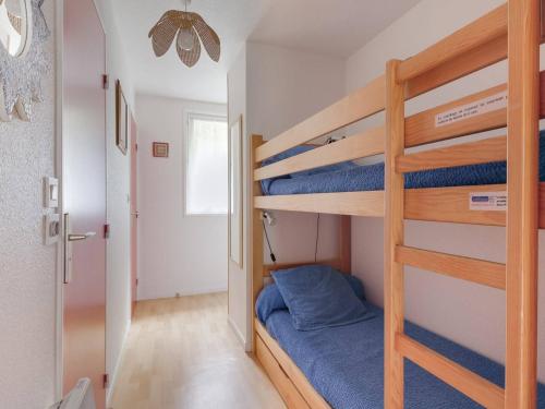 Esquièze - SèreにあるStudio Esquièze-Sère, 1 pièce, 6 personnes - FR-1-402-30の小さなベッドルーム(二段ベッド、青いシーツ付)