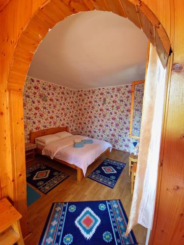 une chambre avec un lit dans une chambre dans l'établissement Casa Lav, à Sinaia