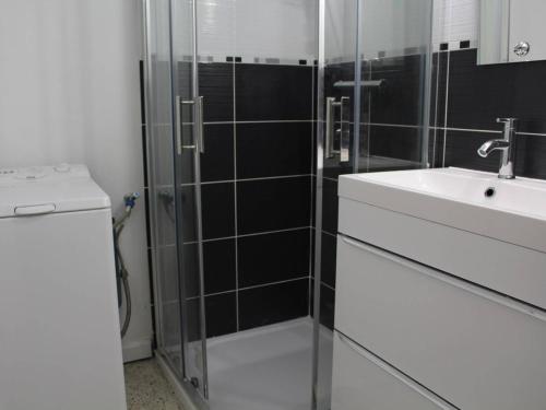 une salle de bain avec une douche en verre et un lavabo dans l'établissement Maison familiale 3 pièces, terrasse, proche plage, parking - Port-la-Nouvelle - FR-1-229C-688, à Port-la-Nouvelle