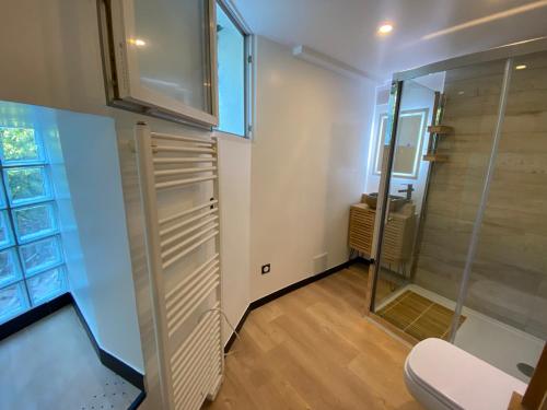 La salle de bains est pourvue d'une douche à l'italienne et d'une cabine de douche en verre. dans l'établissement BREATHE Guest-house, à Nice