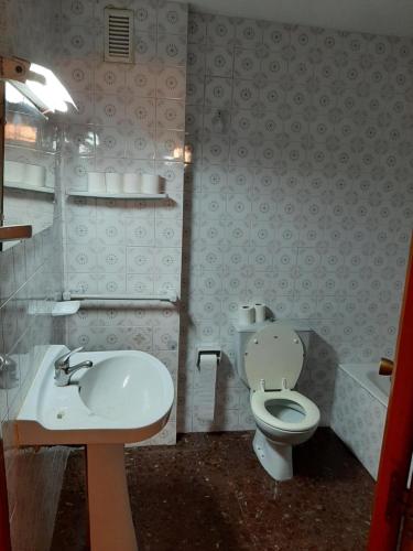 ein Bad mit einem WC und einem Waschbecken in der Unterkunft Piso en Paseo Germanias in Gandía