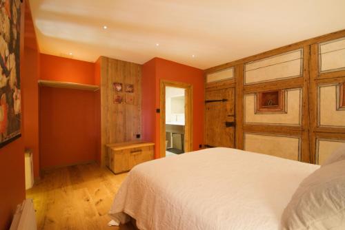 Ένα ή περισσότερα κρεβάτια σε δωμάτιο στο Cour de Dinzheim