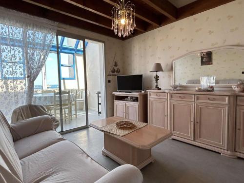 un salon avec un canapé et une table dans l'établissement Bel appart 3 pièces à L'Herbaudière, 2 chambres, plage à proximité - FR-1-224B-130, à LʼHerbaudière