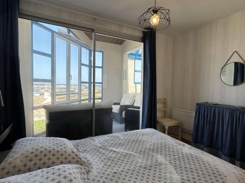 - une chambre avec un lit et une vue sur la salle de bains dans l'établissement Bel appart 3 pièces à L'Herbaudière, 2 chambres, plage à proximité - FR-1-224B-130, à LʼHerbaudière