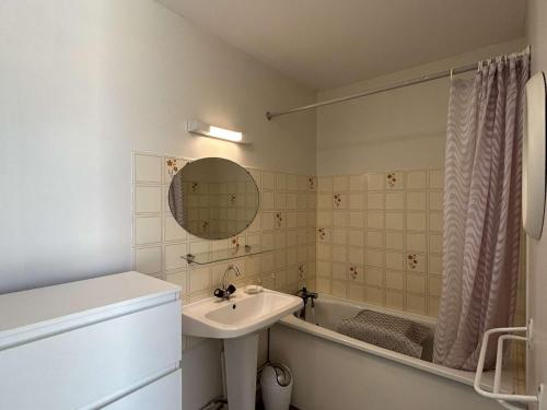 une salle de bain avec un lavabo, une baignoire et un miroir dans l'établissement Bel appart 3 pièces à L'Herbaudière, 2 chambres, plage à proximité - FR-1-224B-130, à LʼHerbaudière
