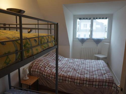 - une chambre avec des lits superposés à côté d'une fenêtre dans l'établissement Appartement Merville-Franceville-Plage, 2 pièces, 4 personnes - FR-1-465-11, à Merville-Franceville-Plage