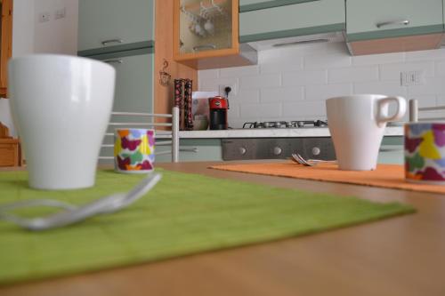 a kitchen counter with two cups and a spoon at Casa Ventitré in Balestrate