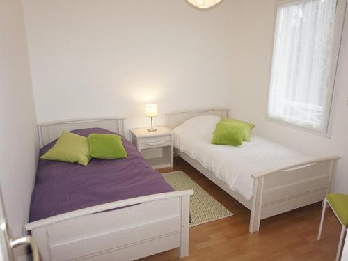 Un pat sau paturi într-o cameră la Appartement Merville-Franceville-Plage, 3 pièces, 6 personnes - FR-1-465-9
