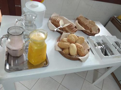 Makanan di atau berdekatan rumah tamu ini