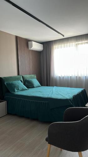 Un dormitorio con una cama verde y una ventana en Kronburg 95-12, en Brasov