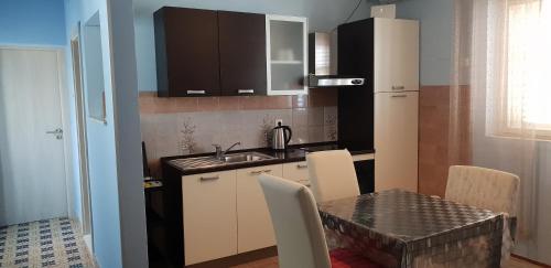 Η κουζίνα ή μικρή κουζίνα στο LOVISTE DOWNTOWN