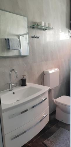 Ένα μπάνιο στο LOVISTE DOWNTOWN