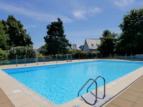 une grande piscine avec de l'eau bleue dans l'établissement Maison lumineuse à Carnac, 4 pièces, 55m², piscine chauffée, à 500m de la plage et des commerces, Wifi - FR-1-477-68, à Carnac