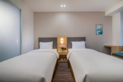 Ένα ή περισσότερα κρεβάτια σε δωμάτιο στο Holiday Inn Express - Yantai YEDA by IHG