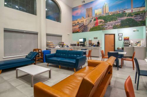 Days Inn & Suites by Wyndham San Antonio North/Stone Oak Image