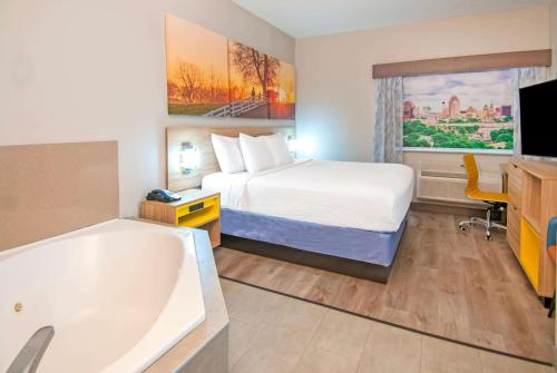 Days Inn & Suites by Wyndham San Antonio North/Stone Oak Image