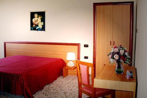 Säng eller sängar i ett rum på Hotel La Casa Del Pellegrino