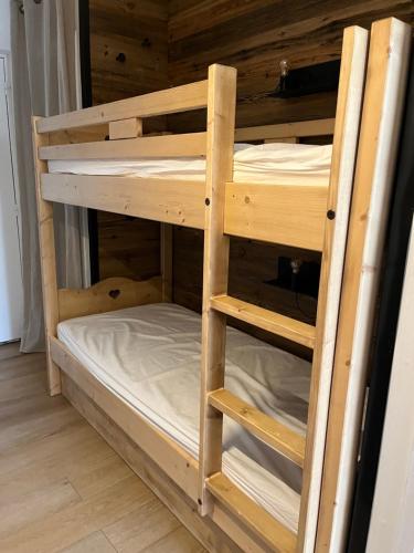 quelques lits superposés dans une chambre dans l'établissement Appartement 4-6 personnes Les 2 Alpes, à Les Deux Alpes