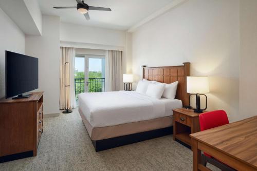 um quarto de hotel com uma cama, uma secretária e uma televisão em Homewood Suites Atlanta Midtown em Atlanta