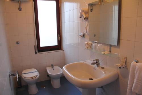 Ett badrum på Hotel La Casa Del Pellegrino