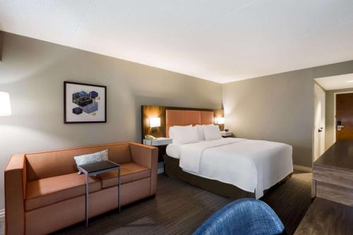 Habitación de hotel con cama y sofá en Hampton Inn Philadelphia/Willow Grove en Willow Grove