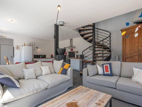 un salon avec un canapé et un escalier en colimaçon dans l'établissement Villa 4P avec jardin, Wifi, à 500m des plages - Carnac - FR-1-477-159, à Carnac