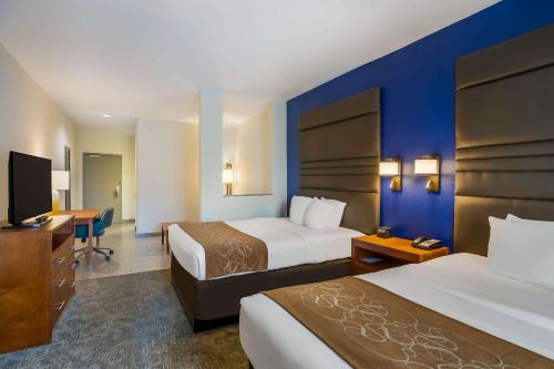 Comfort Suites Denham Springs في دينهام سبرينغز: غرفة فندقية بسريرين وتلفزيون بشاشة مسطحة