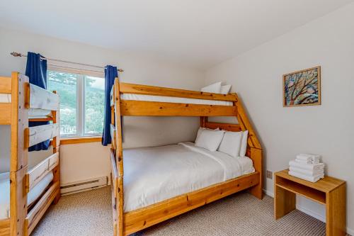 Poschodová posteľ alebo postele v izbe v ubytovaní Snow Creek 3