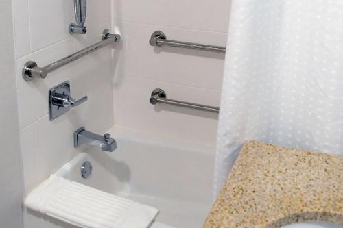 Ванна кімната в Comfort Inn & Suites NW Milwaukee