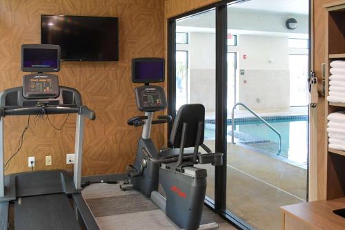 a room with a gym with a swimming pool at Comfort Inn & Suites NW Milwaukee in Germantown