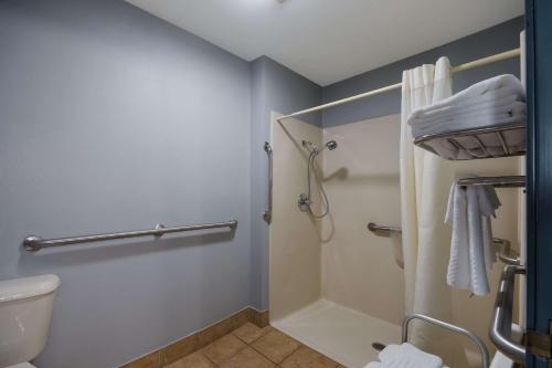 y baño con ducha y aseo. en Quality Inn & Suites Oklahoma City North en Edmond