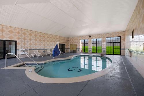 a large indoor pool in a building with a swimming pool at Quality Inn & Suites Oklahoma City North in Edmond