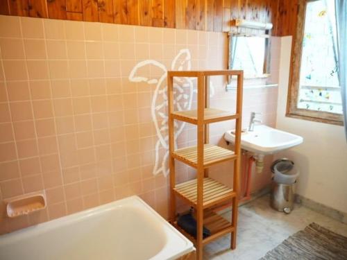 une salle de bain avec un lavabo, des toilettes et une baignoire dans l'établissement Appartement duplex avec terrasse, vue mer, plages à 100m, Trégastel - FR-1-368-224, à Trégastel