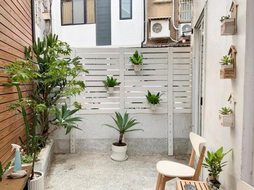 a patio with potted plants on a wall at Backpackers' Hostel Taoyuan Airport in Dayuan