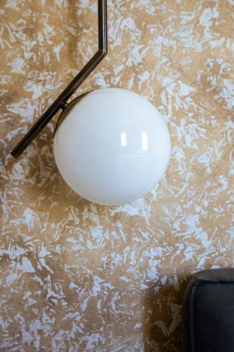 a computer mouse sitting on top of a table at Grand Universe La Residenza in Lucca