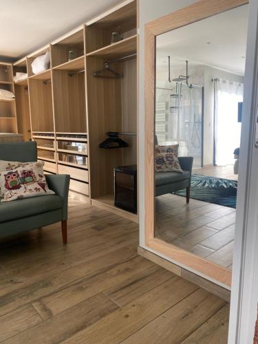 - un miroir dans le salon avec un canapé et des chaises dans l'établissement Villa Natural Zen Rayolet, à Six-Fours-les-Plages