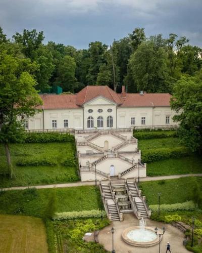 duży biały budynek z fontanną przed nim w obiekcie Apartament z Napoleonem w tle w Lidzbarku Warmińskim