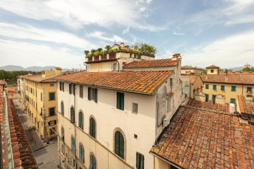 a view of roofs of buildings in a city at Grand Universe La Residenza in Lucca