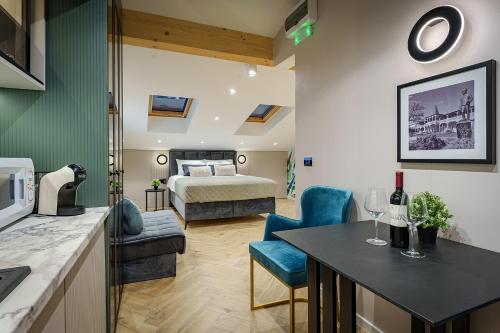 a kitchen and living room with a bed in a room at IDEA LUX Apartmani Kragujevac in Kragujevac