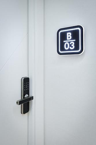 a door with a sign that reads b ods at IDEA LUX Apartmani Kragujevac in Kragujevac