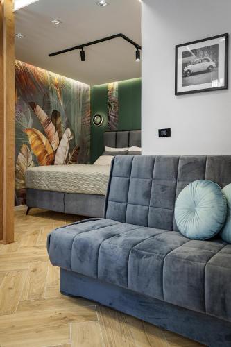 a living room with a couch and a bed at IDEA LUX Apartmani Kragujevac in Kragujevac