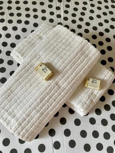 - une paire de serviettes assises sur un polka dot floor dans l'établissement Chez Marie, à Albaret-Sainte-Marie