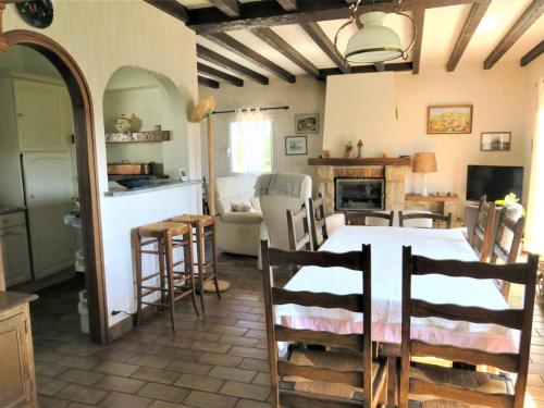 une cuisine et une salle à manger avec une table et des chaises dans l'établissement Maison conviviale avec jardin, WIFI gratuit, à 900m de la plage de Trestraou, Perros-Guirec - FR-1-368-291, à Perros-Guirec